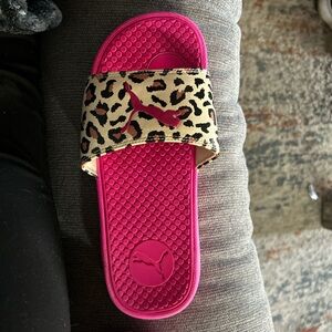 Vibrant Pink Slide Sandals with Leopard Print